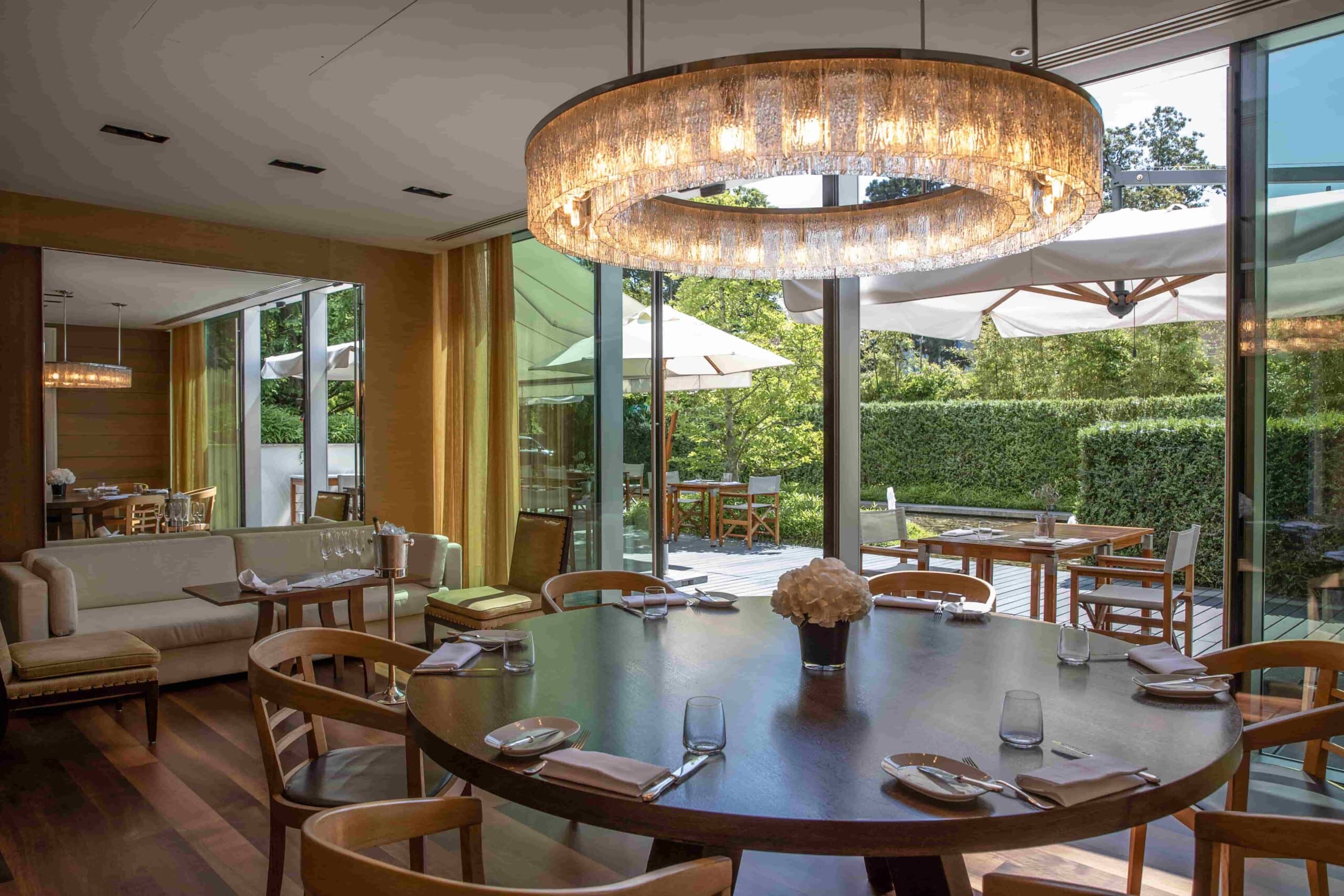 Salle de restauration chic à l’InterContinental Genève