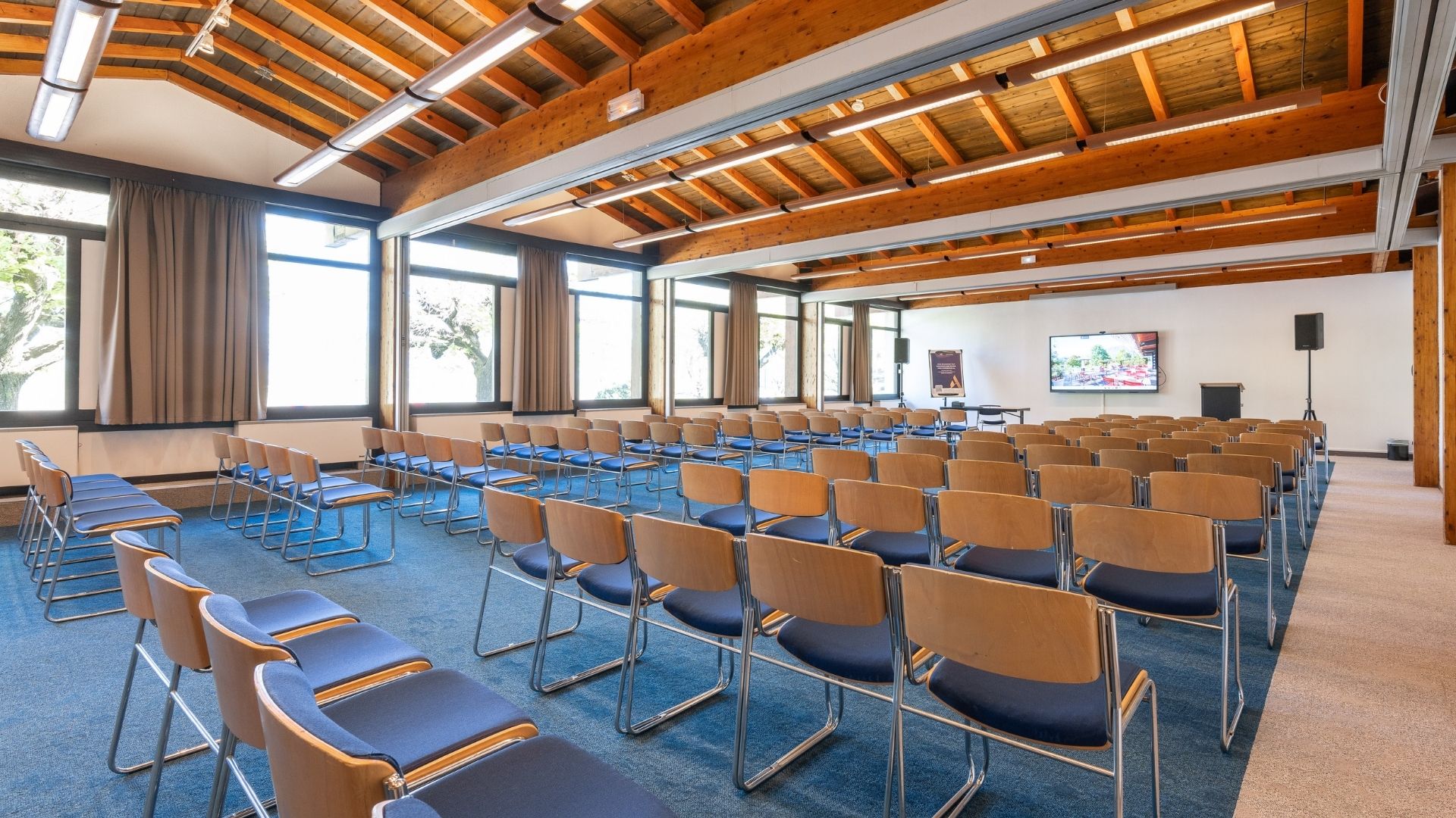 Salle de conférence en configuration théâtre au Novotel Grenoble Nord Voreppe
