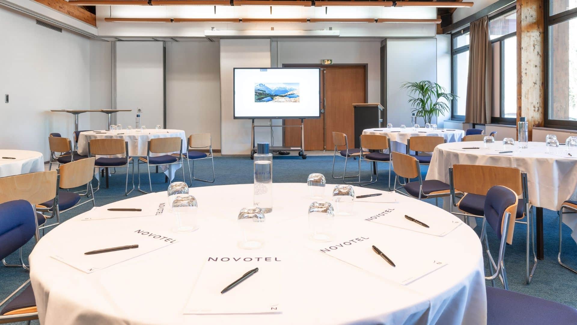 Salle de réunion ronde au Novotel Grenoble Nord Voreppe