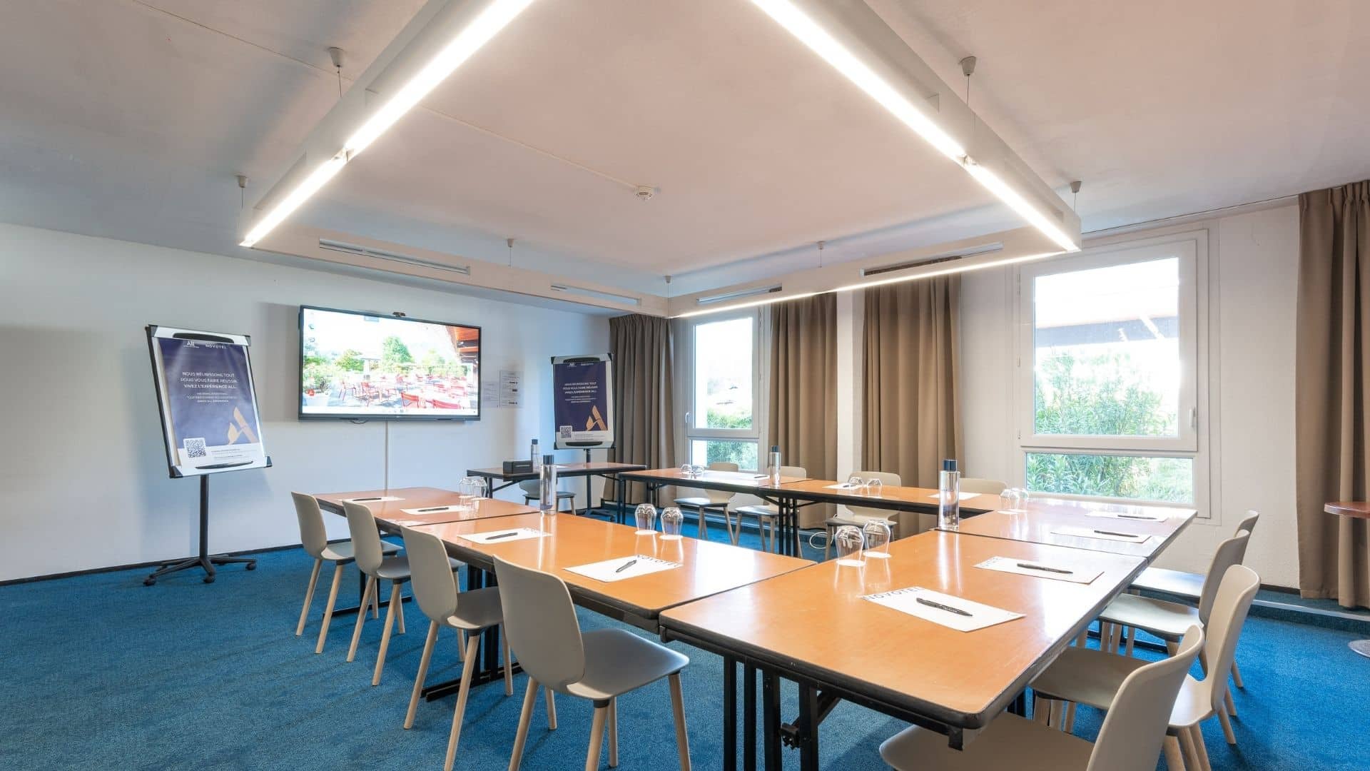 Salle de réunion en U au Novotel Grenoble Nord Voreppe