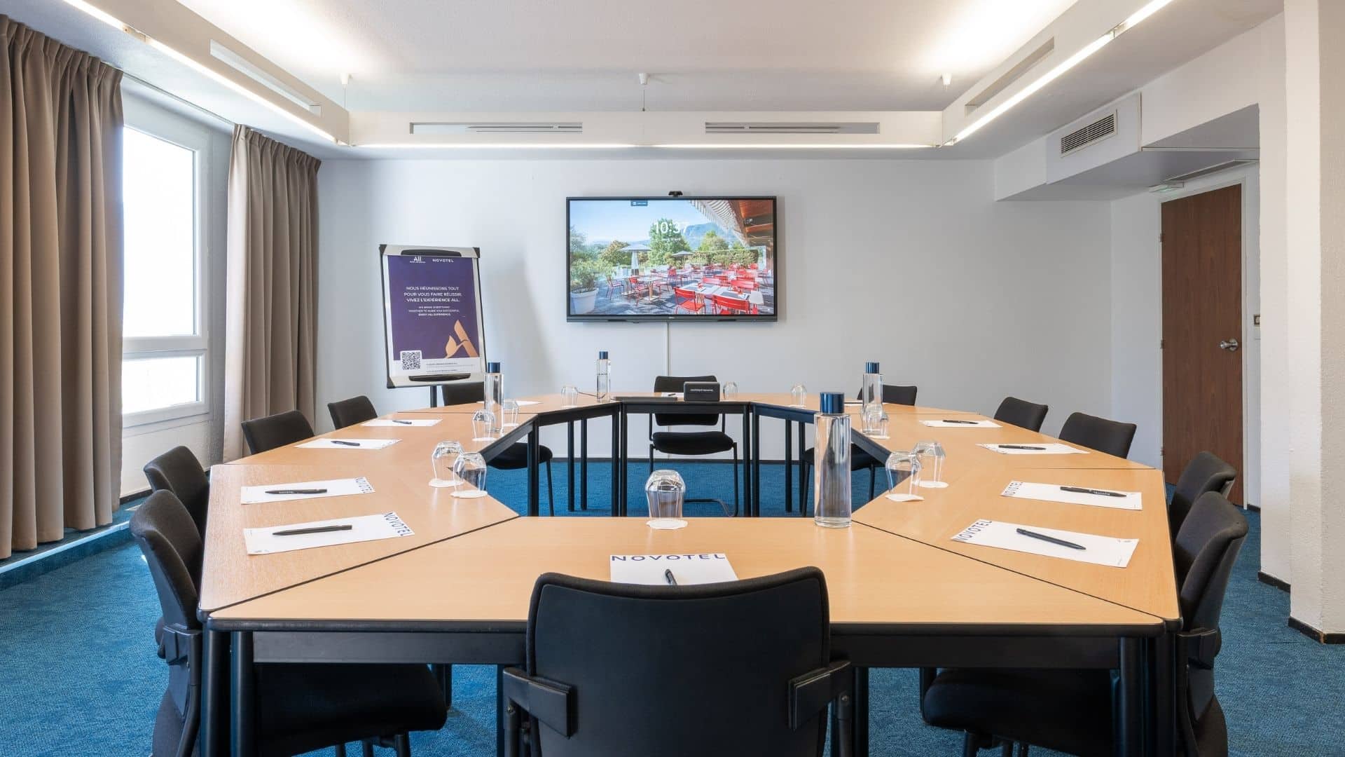 Salle de réunion en configuration carrée au Novotel Grenoble Nord Voreppe