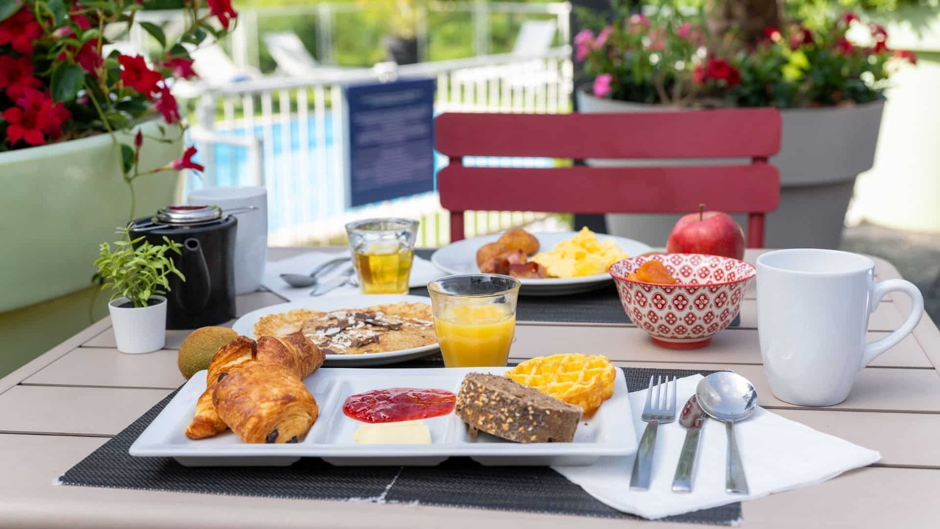 Plateau de petit-déjeuner gourmand au Novotel Grenoble Nord Voreppe