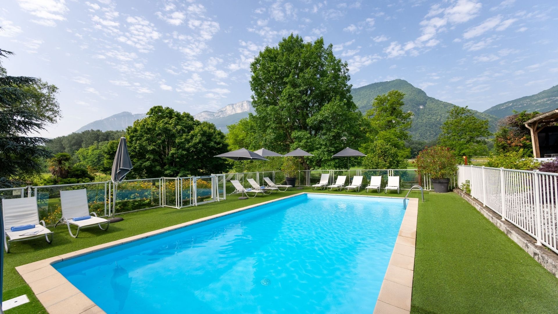 Piscine extérieure et solarium au Novotel Grenoble Nord Voreppe