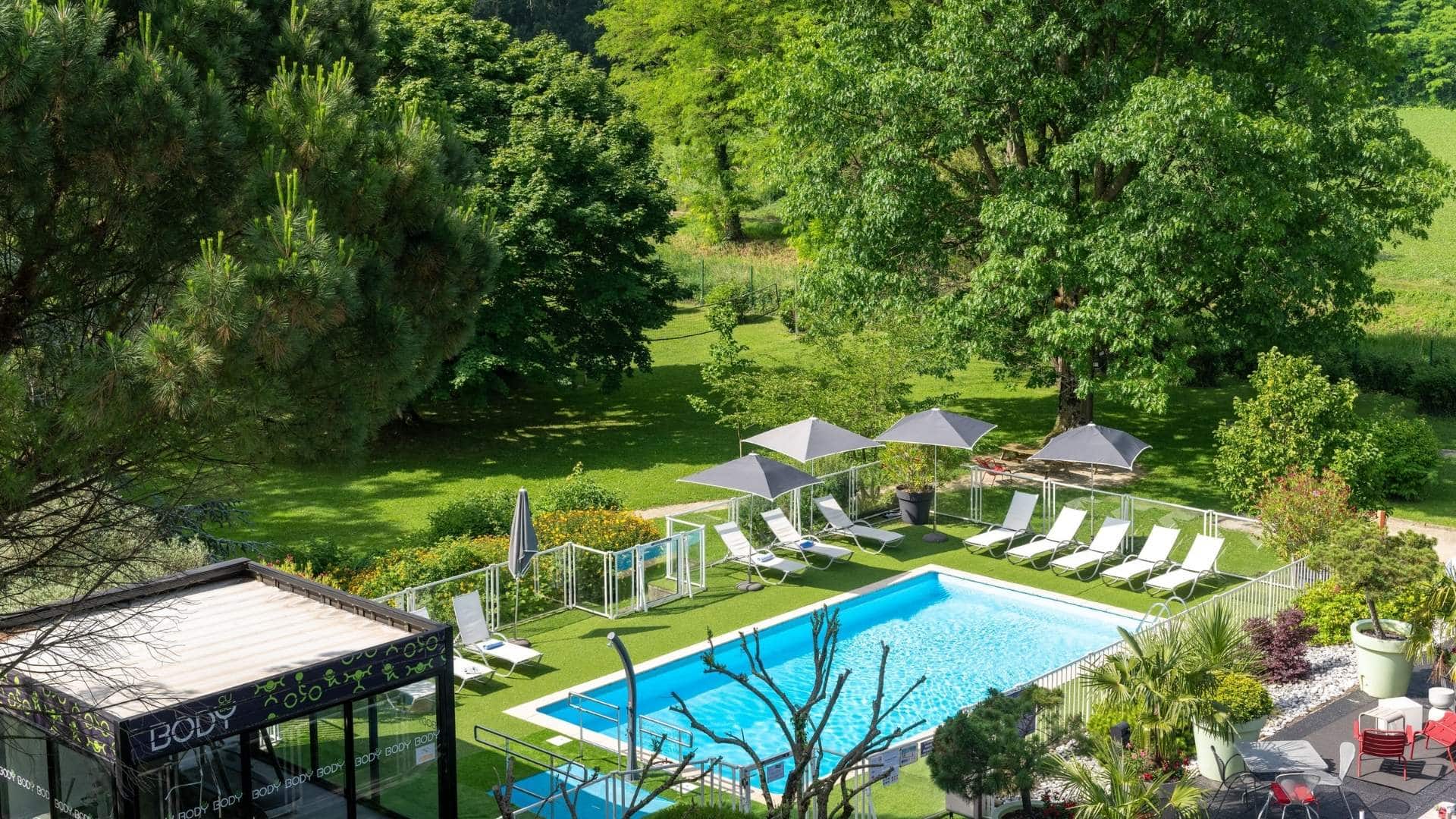 Piscine extérieure avec vue sur les montagnes au Novotel Grenoble Nord Voreppe