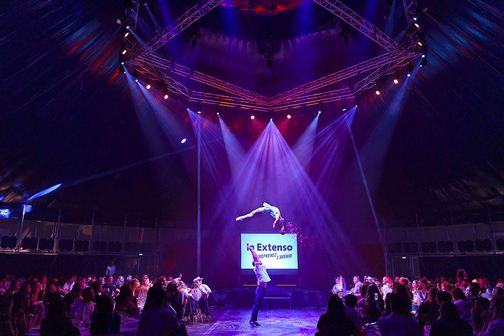 Salle décorée de lustres rouges au Cirque Imagine