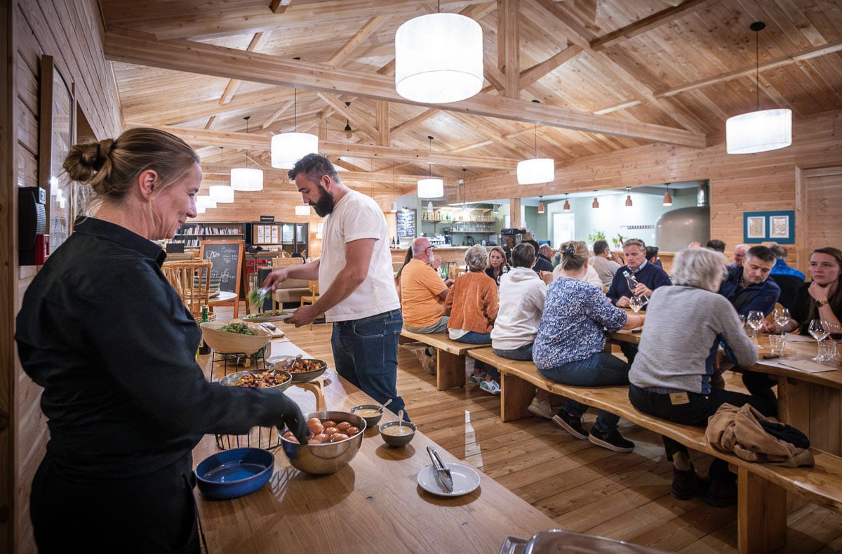 Buffet en extérieur avec produits frais à Huttopia