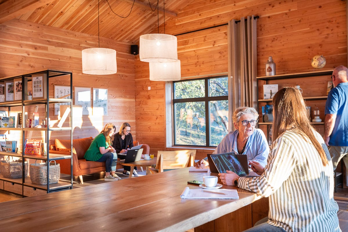 Atelier collaboratif dans une salle en bois Huttopia