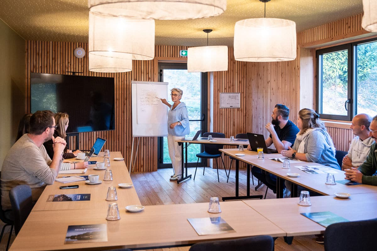 Séminaire d’entreprise à Huttopia avec intervenant et participants