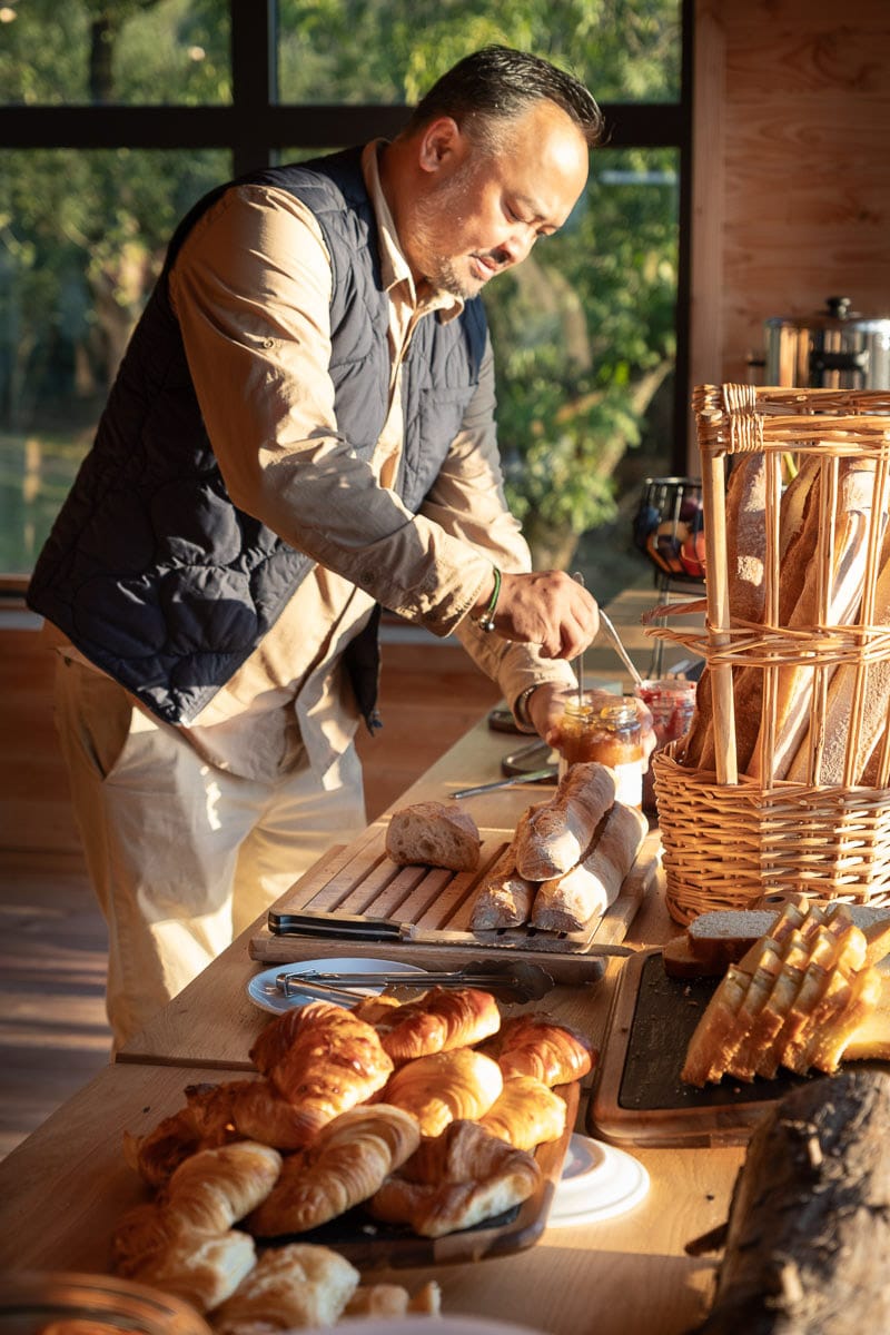 Repas convivial en groupe dans la salle commune Huttopia