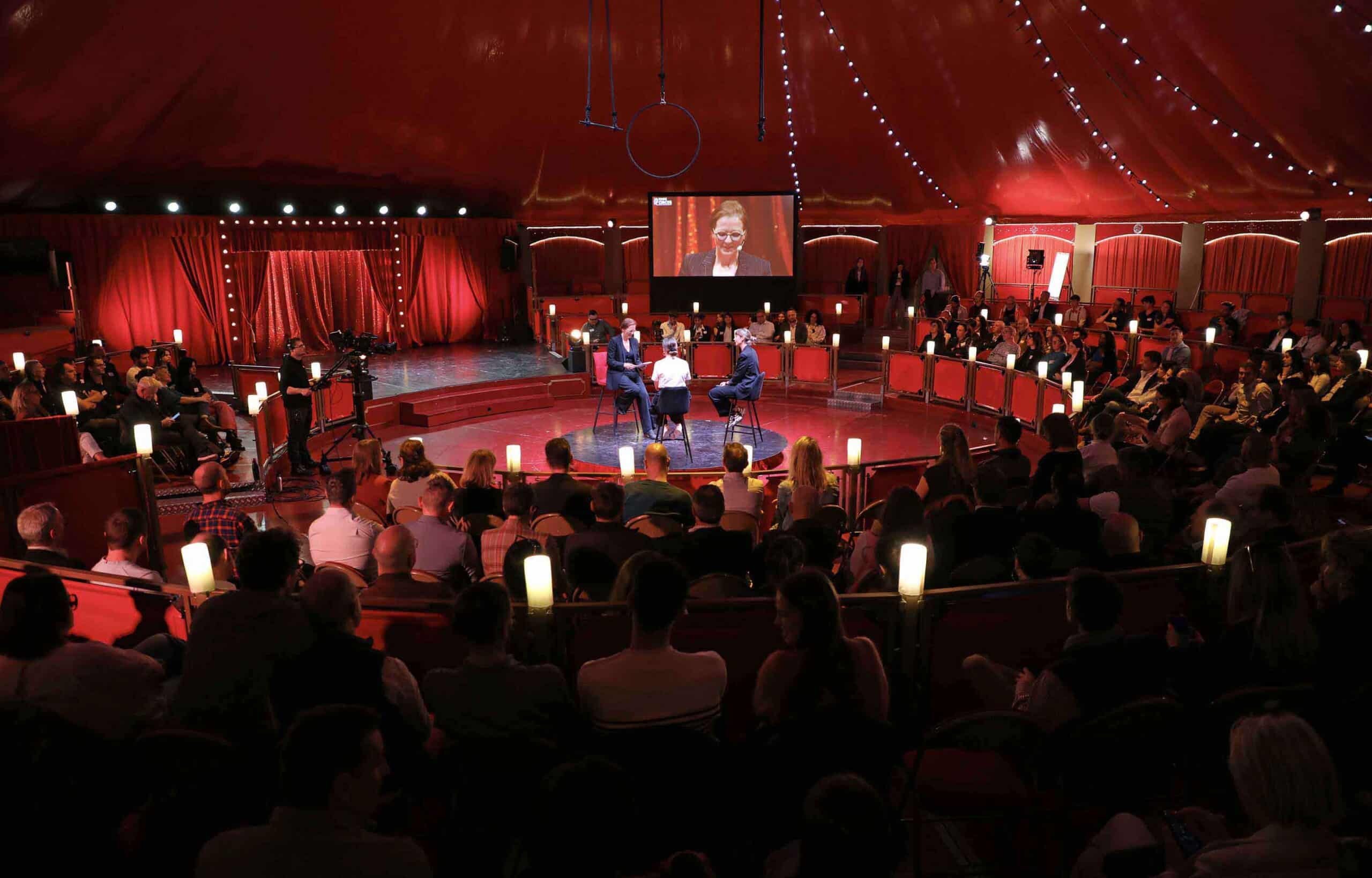 Salle de spectacle du Cirque Imagine avec lumières scéniques