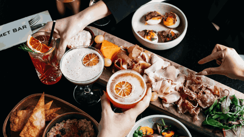 Cocktails et tapas servis au Novotel Lyon Confluence