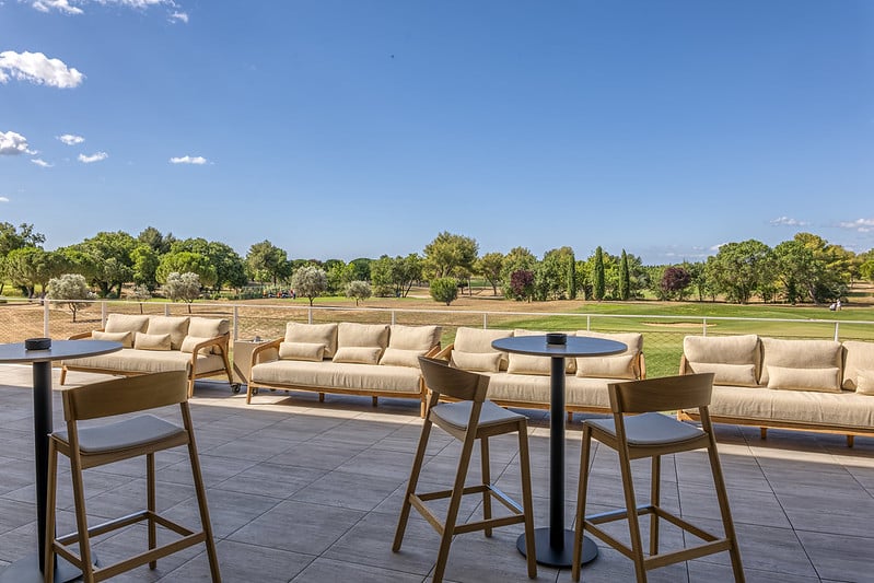 Terrasse aménagée avec vue sur le golf à l’Horizon Resort Massane