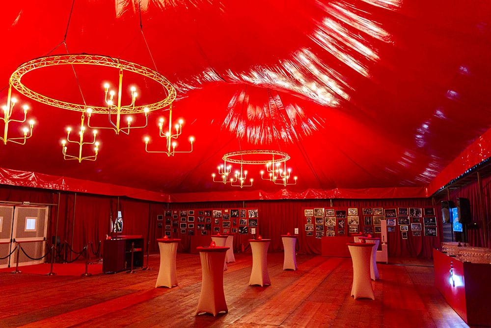 Salle sous chapiteau rouge du Cirque Imagine