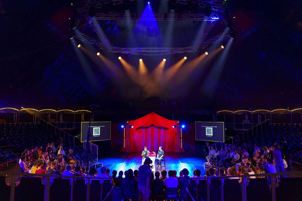 Salle de réception décorée en rouge et blanc au Cirque Imagine