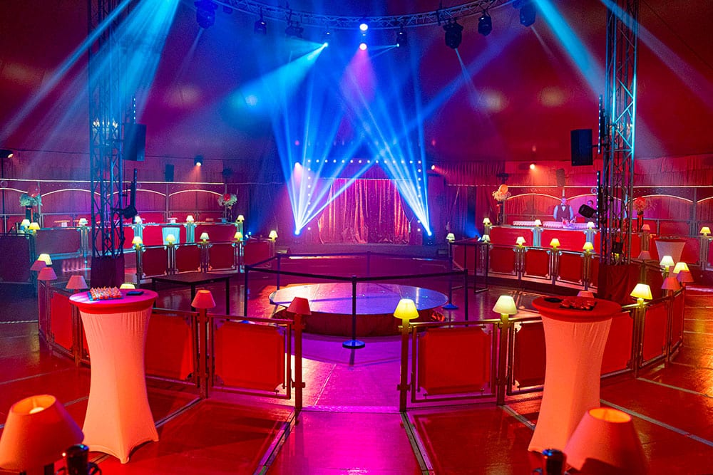 Salle rouge avec décor scénique au Cirque Imagine