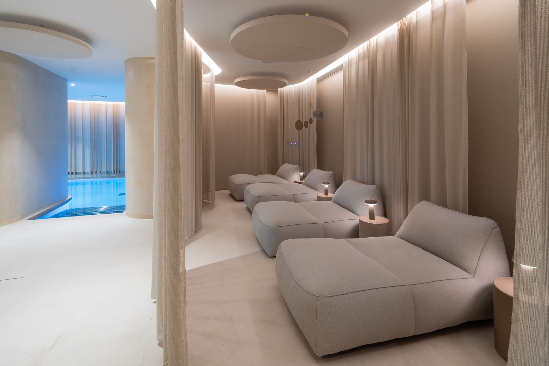 Espace bien-être avec transats à l’Horizon Resort Massane