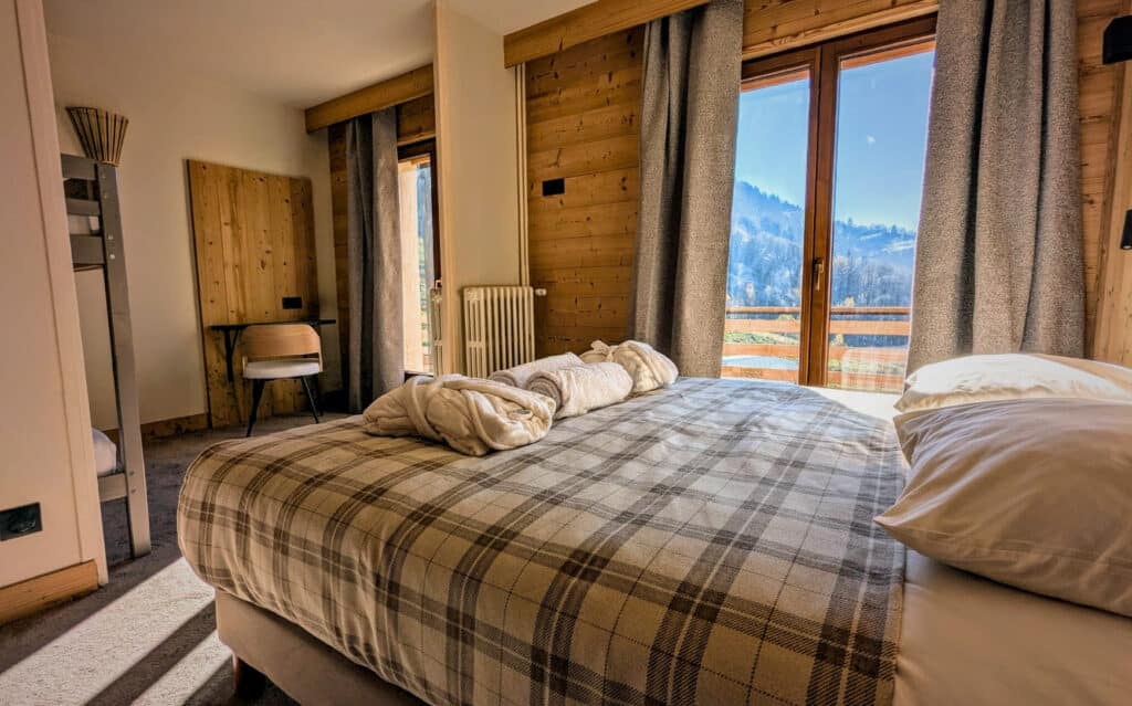 Chambre chaleureuse avec vue imprenable sur les Alpes.