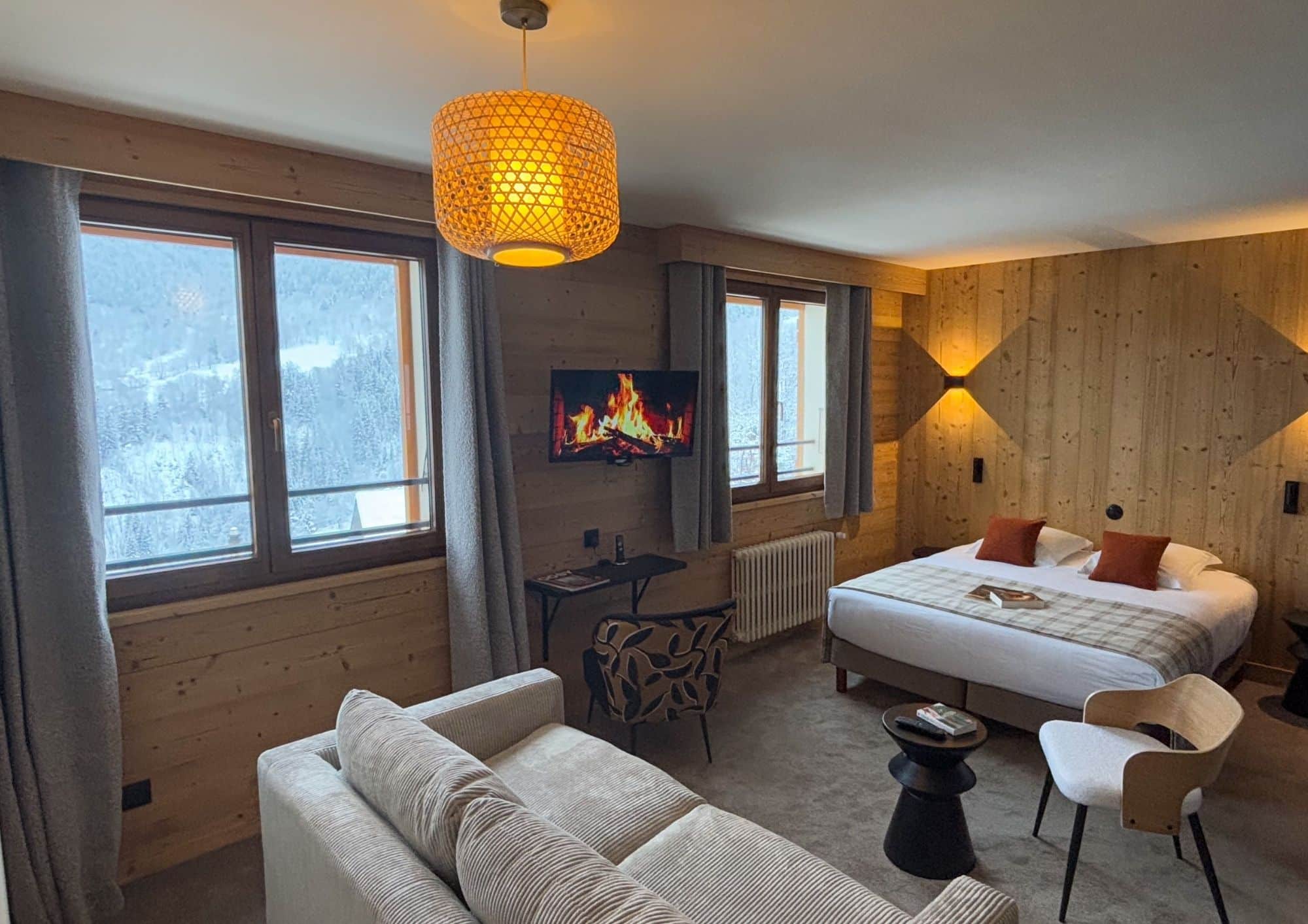 Chambre double avec fauteuil et balcon à l’Hôtel Casa Moho