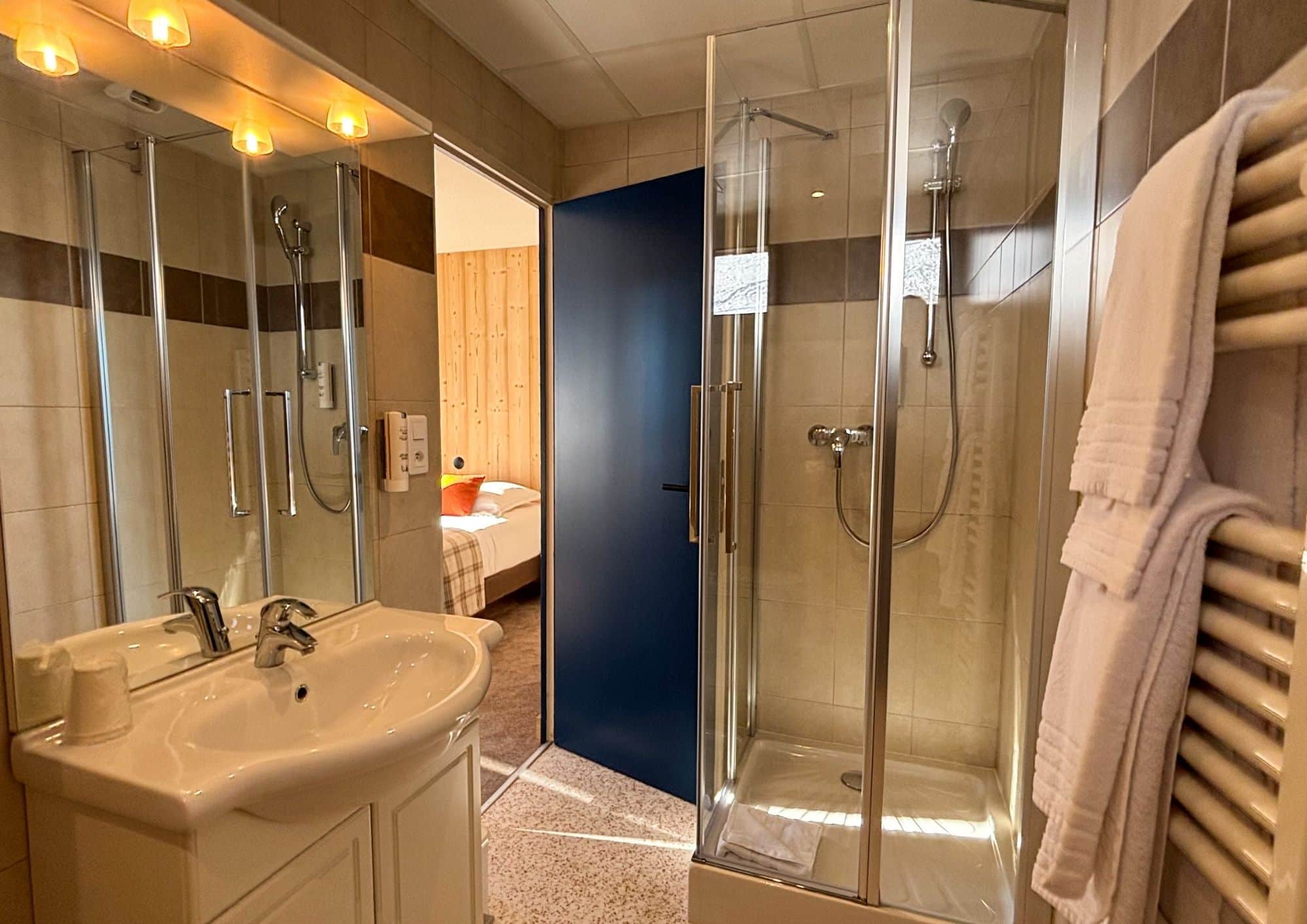 Salle de bain avec douche vitrée à l’Hôtel Casa Moho