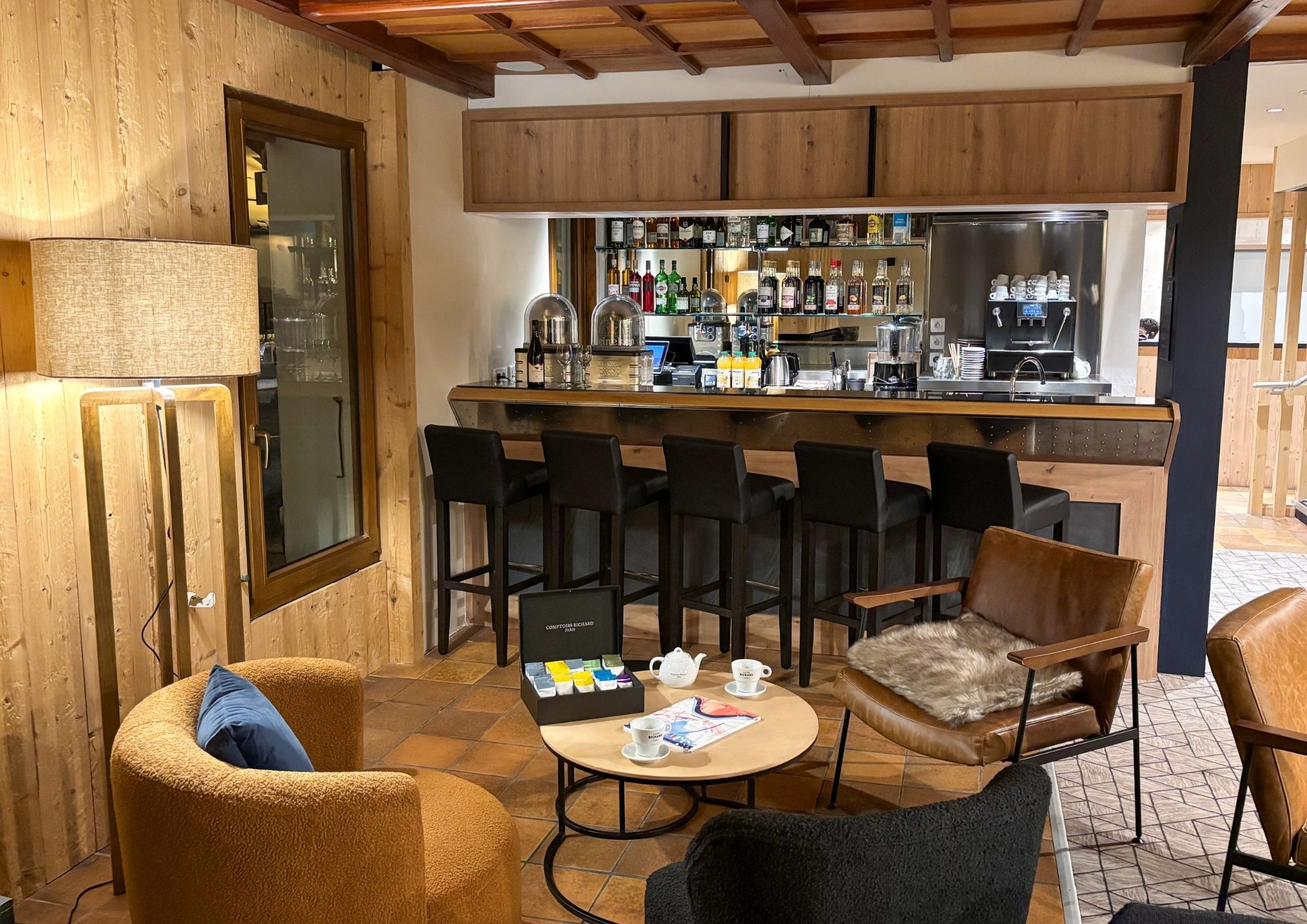 Bar avec comptoir en bois à l’Hôtel Casa Moho