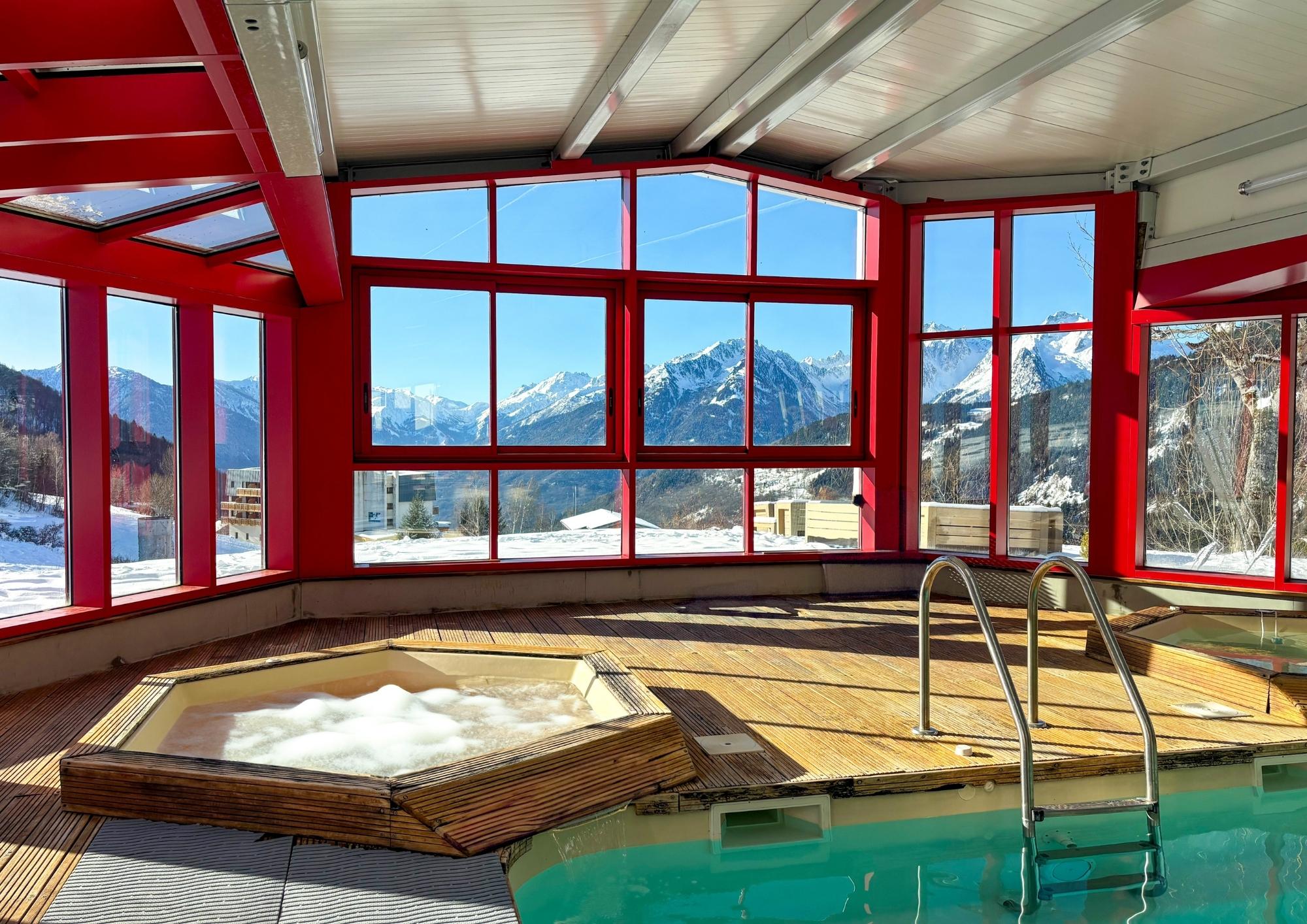 Piscine intérieure avec transats à l’Hôtel Casa Moho