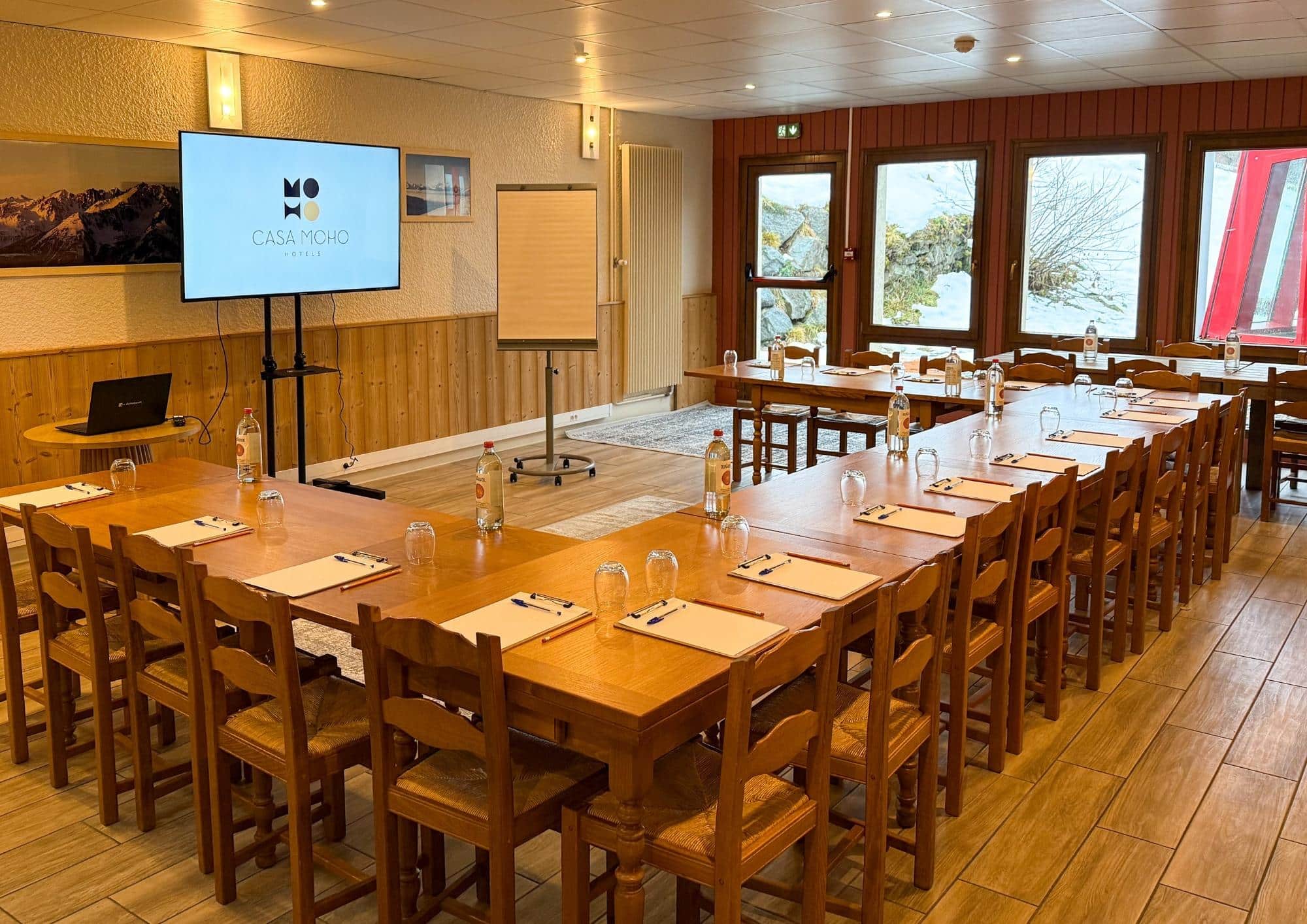 Salle de réunion moderne avec écran à l’Hôtel Casa Moho