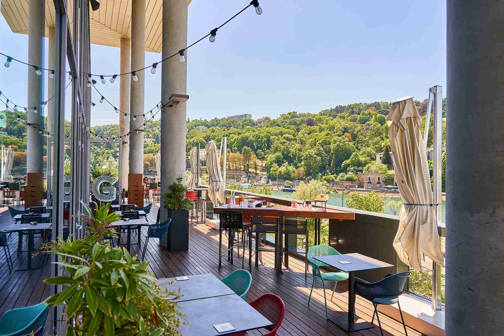 Terrasse du Novotel Lyon Confluence avec vue sur la Saône