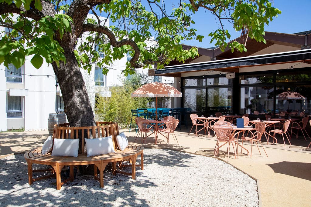 Terrasse arborée de l’hôtel By Georgette