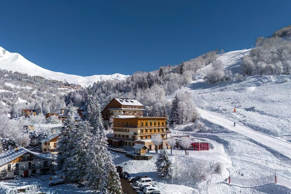 L’Hôtel Casa Moho, niché au cœur d’un décor enneigé.