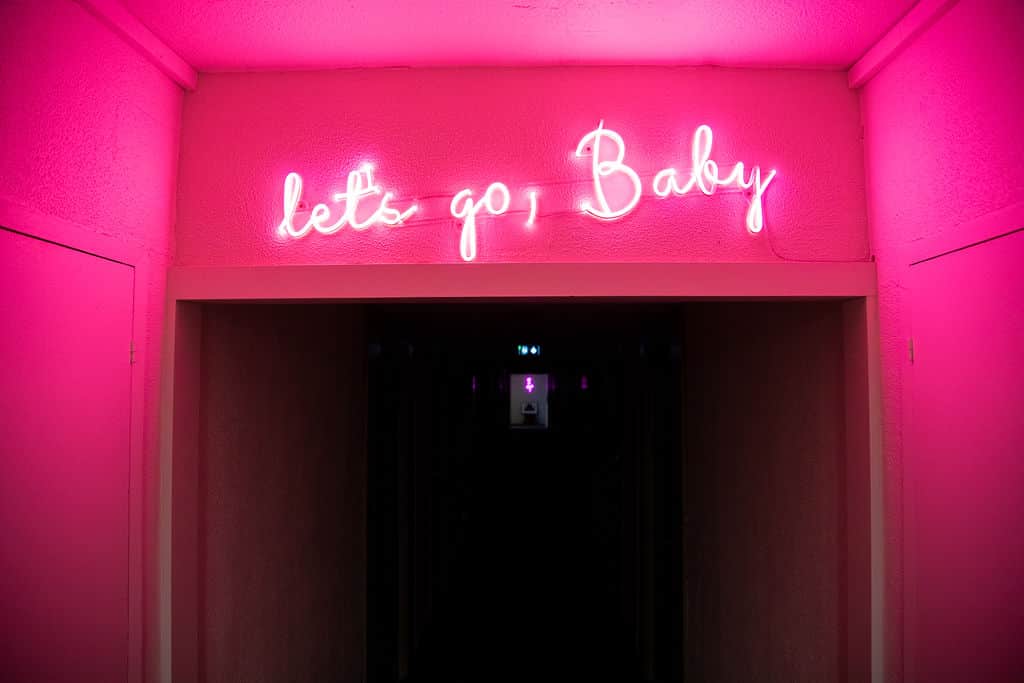 Néon lumineux Let’s go Baby à l’hôtel By Georgette