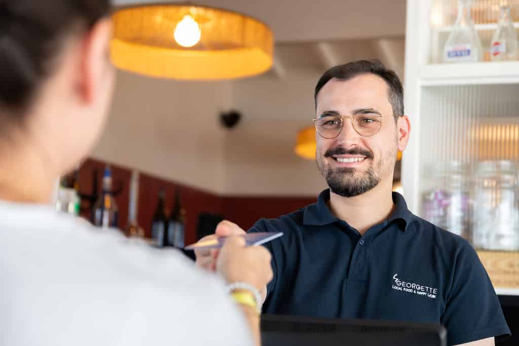 Barman souriant à l’hôtel By Georgette