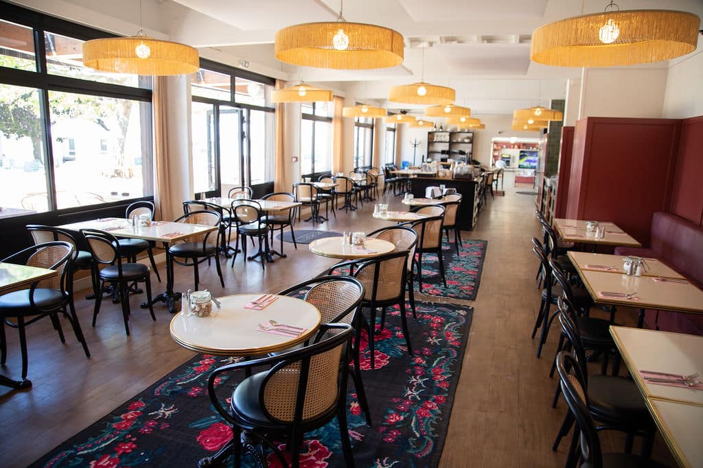 Restaurant lumineux à l’hôtel By Georgette