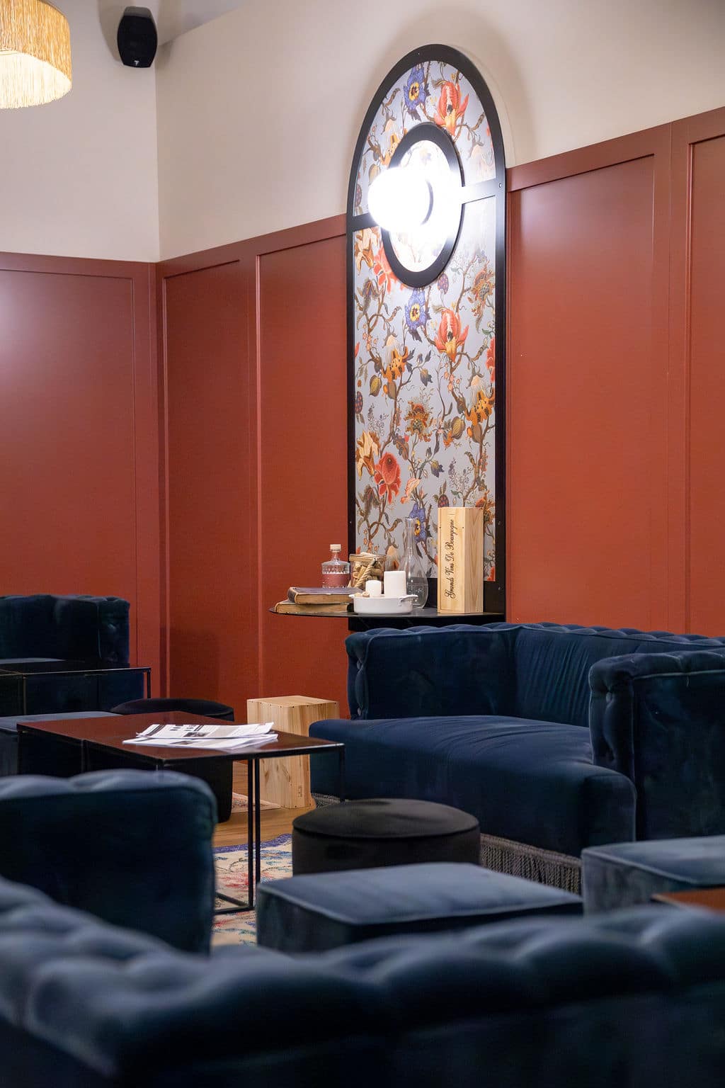 Salon cosy avec fauteuils et ambiance design à l’hôtel By Georgette