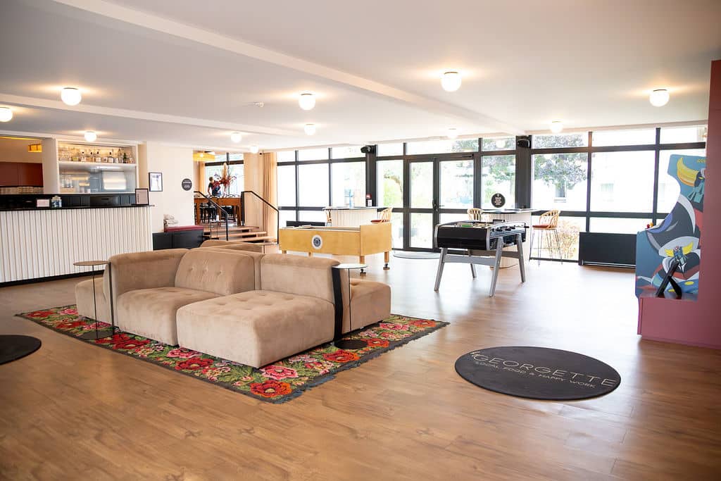 Chambre spacieuse avec grand lit à l’hôtel By Georgette