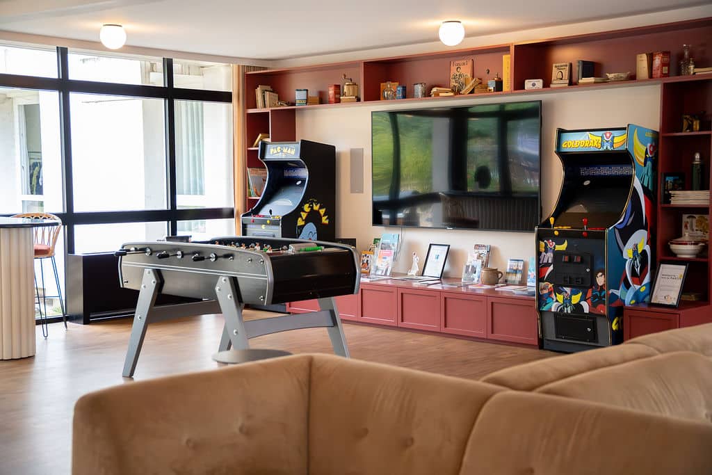 Espace bibliothèque et détente à l’hôtel By Georgette