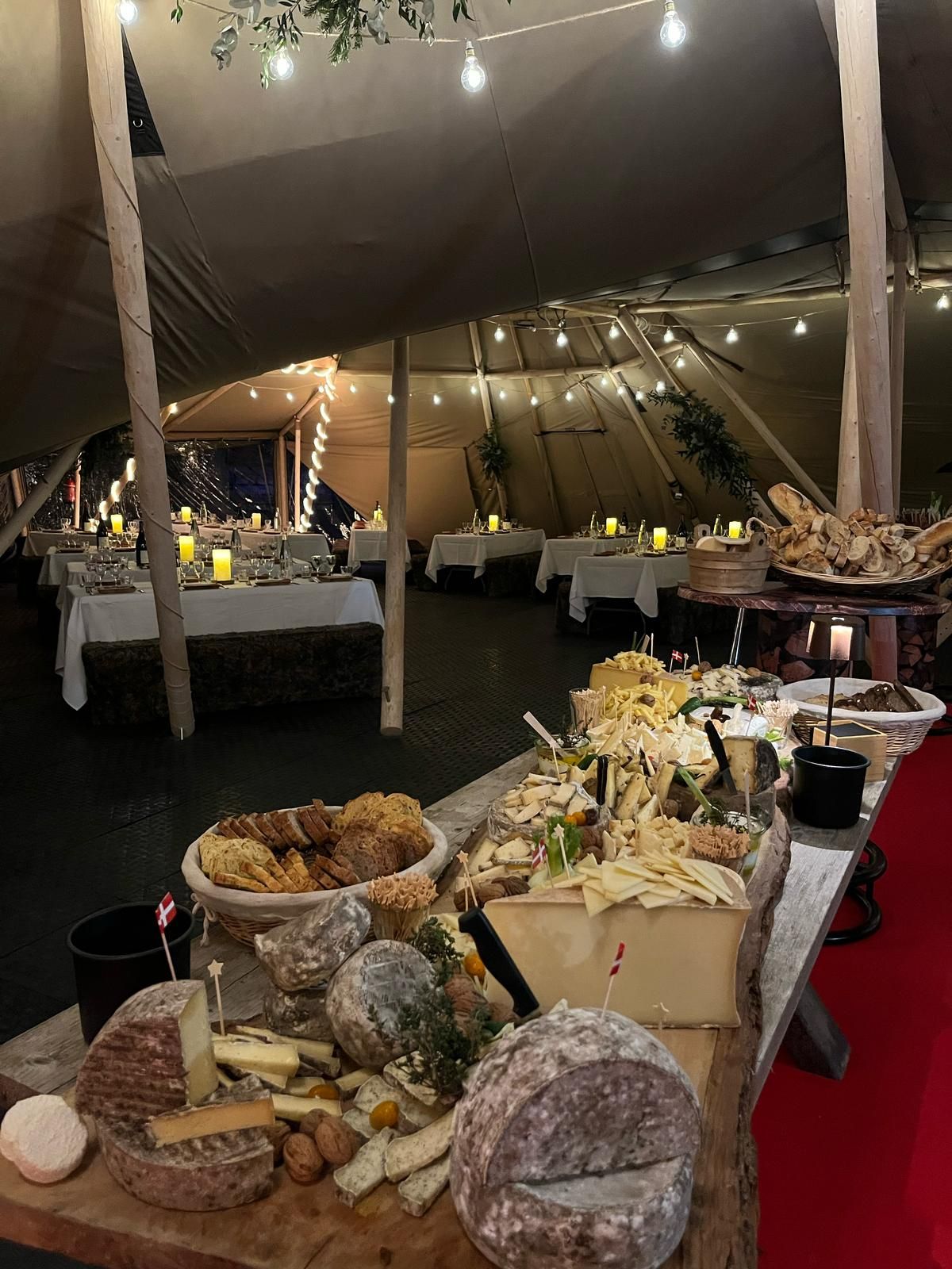 Buffet avec fromages et charcuteries à Lake Montagnes