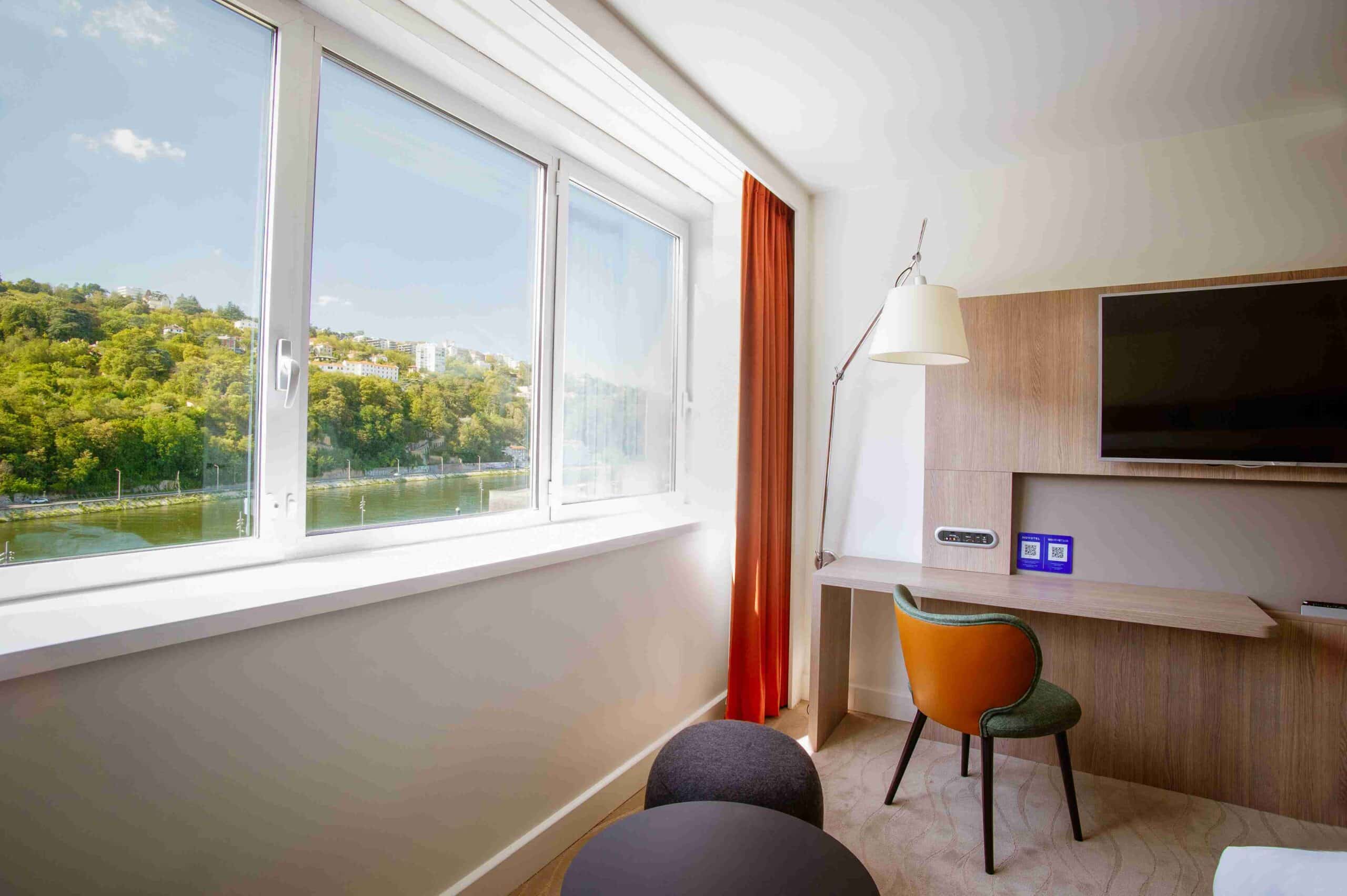 Chambre du Novotel Lyon Confluence avec espace de travail et vue
