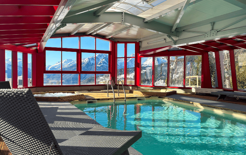 Piscine intérieure vitrée avec vue montagne à l’Hôtel Casa Moho