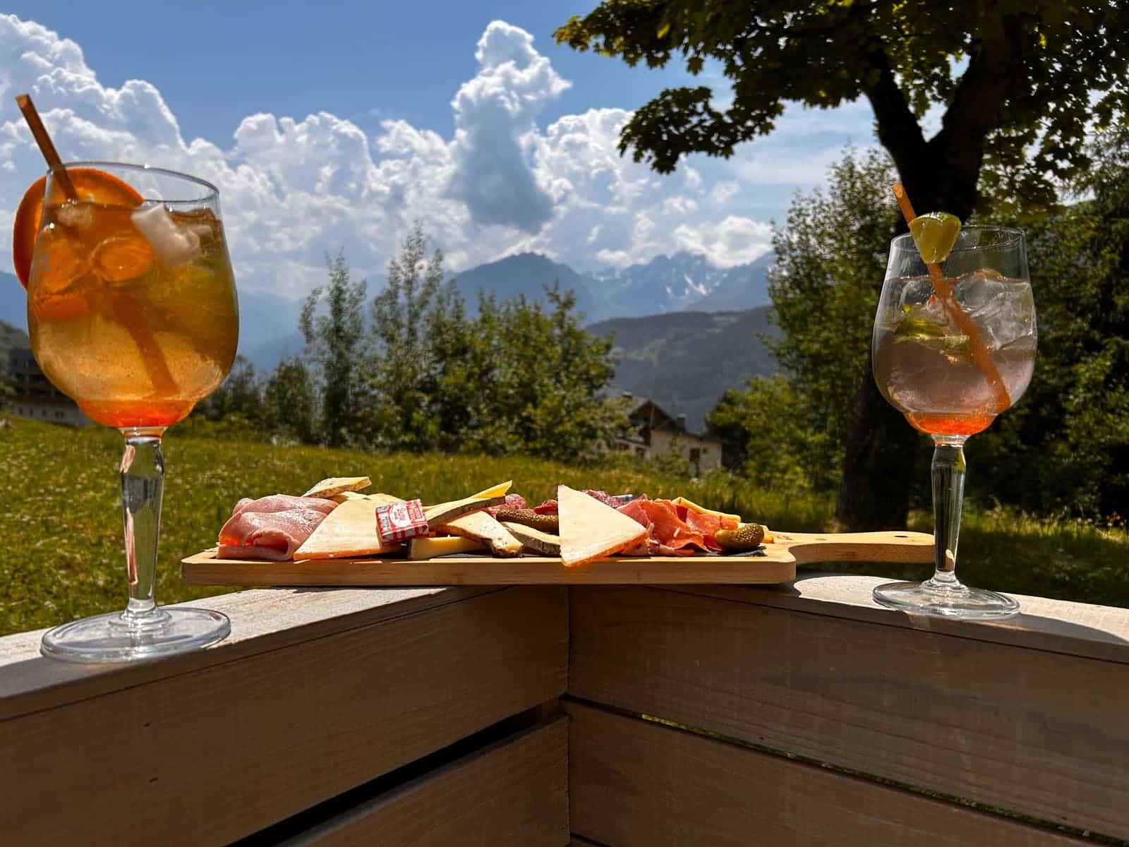 Terrasse avec apéritif et vue sur les montagnes à l’Hôtel Casa Moho