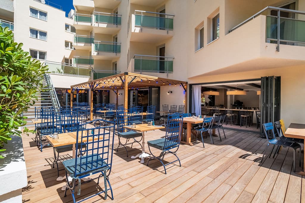 Terrasse conviviale du RockyPop Marseille.