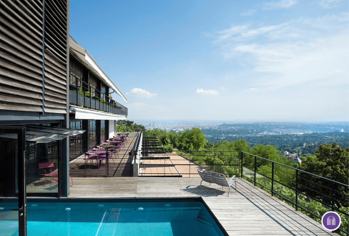 Vue panoramique depuis la piscine à débordement de L’Ermitage Hôtel Lyon