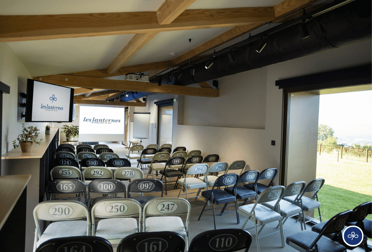 Salle de séminaire équipée et lumineuse à l’Ermitage Hôtel Lyon