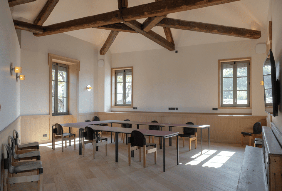 Salle sous charpente du Fourvière Hôtel à Lyon