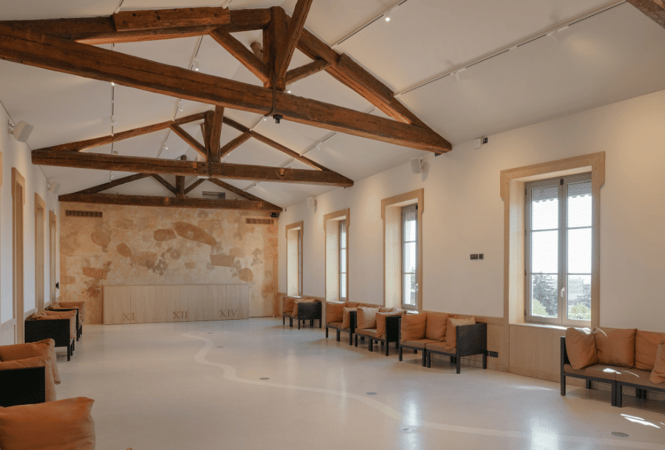 Salle sous charpente du Fourvière Hôtel à Lyon