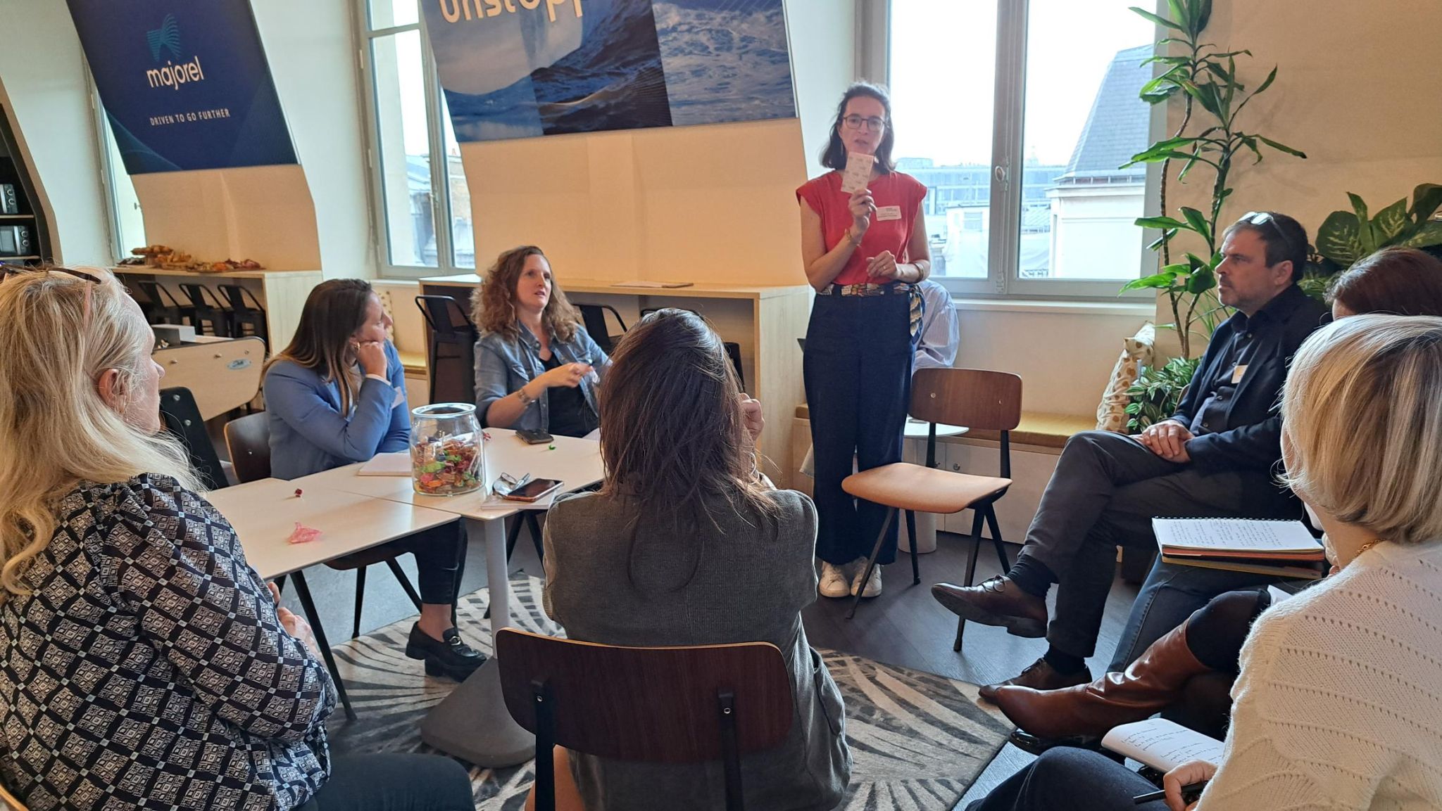 Groupe d’équipe échangeant autour d’un projet d’innovation lors d’un atelier