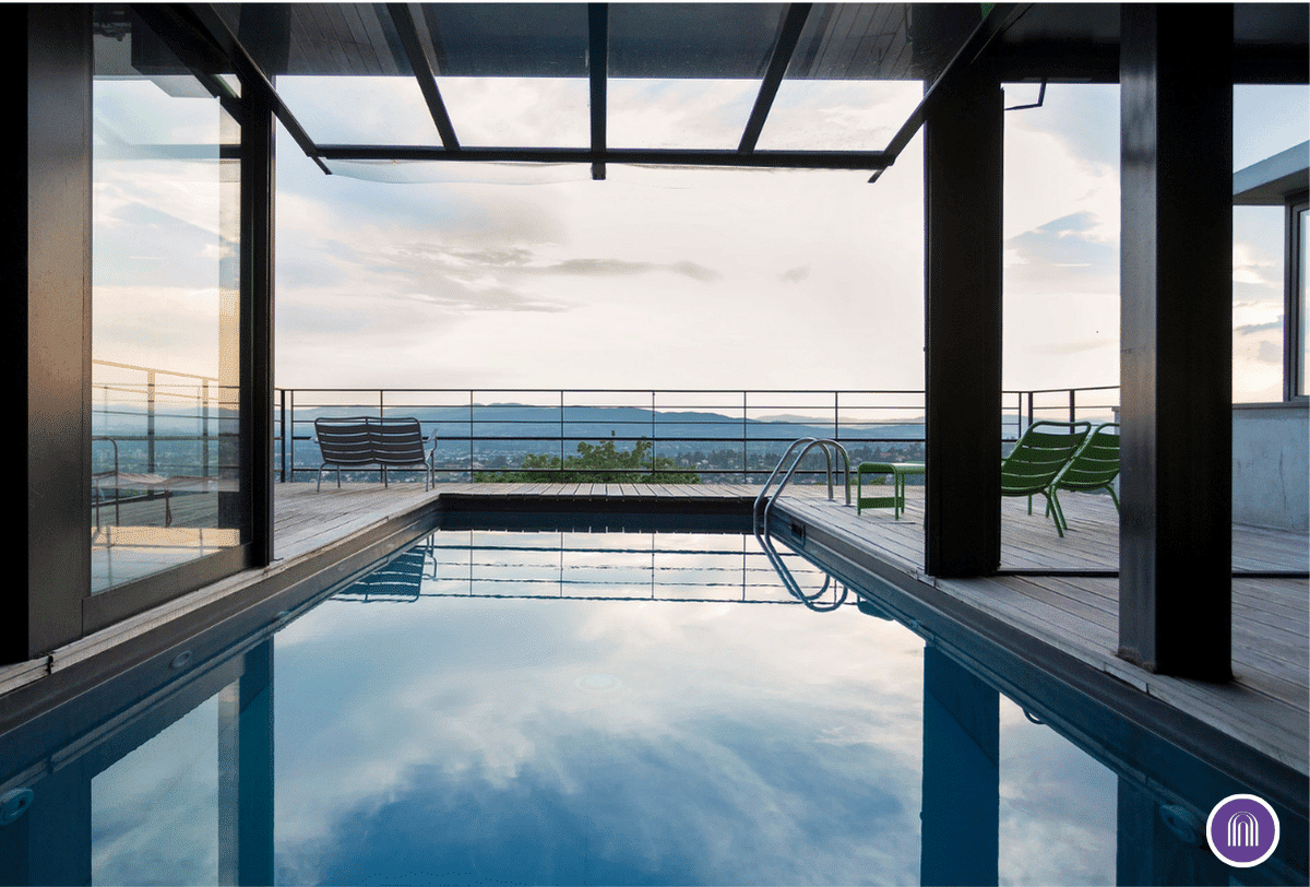 : Piscine extérieure avec vue panoramique sur les monts du Lyonnais à l’Ermitage Hôtel Lyon