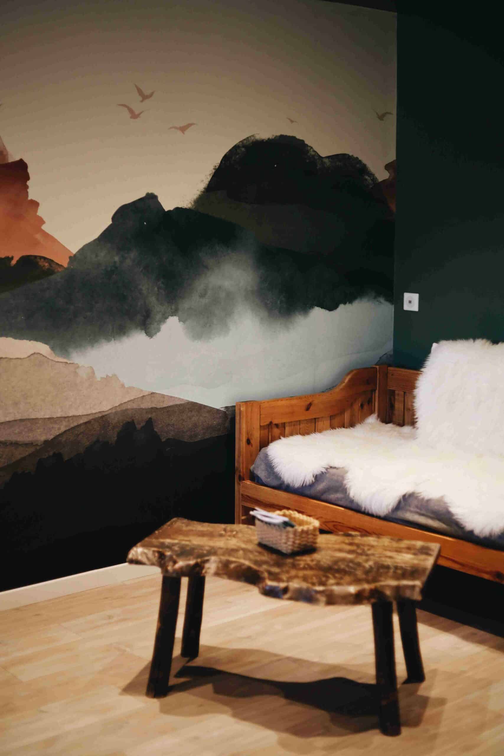 Sauna en bois avec lumière tamisée à l’Hôtel Les Cèdres