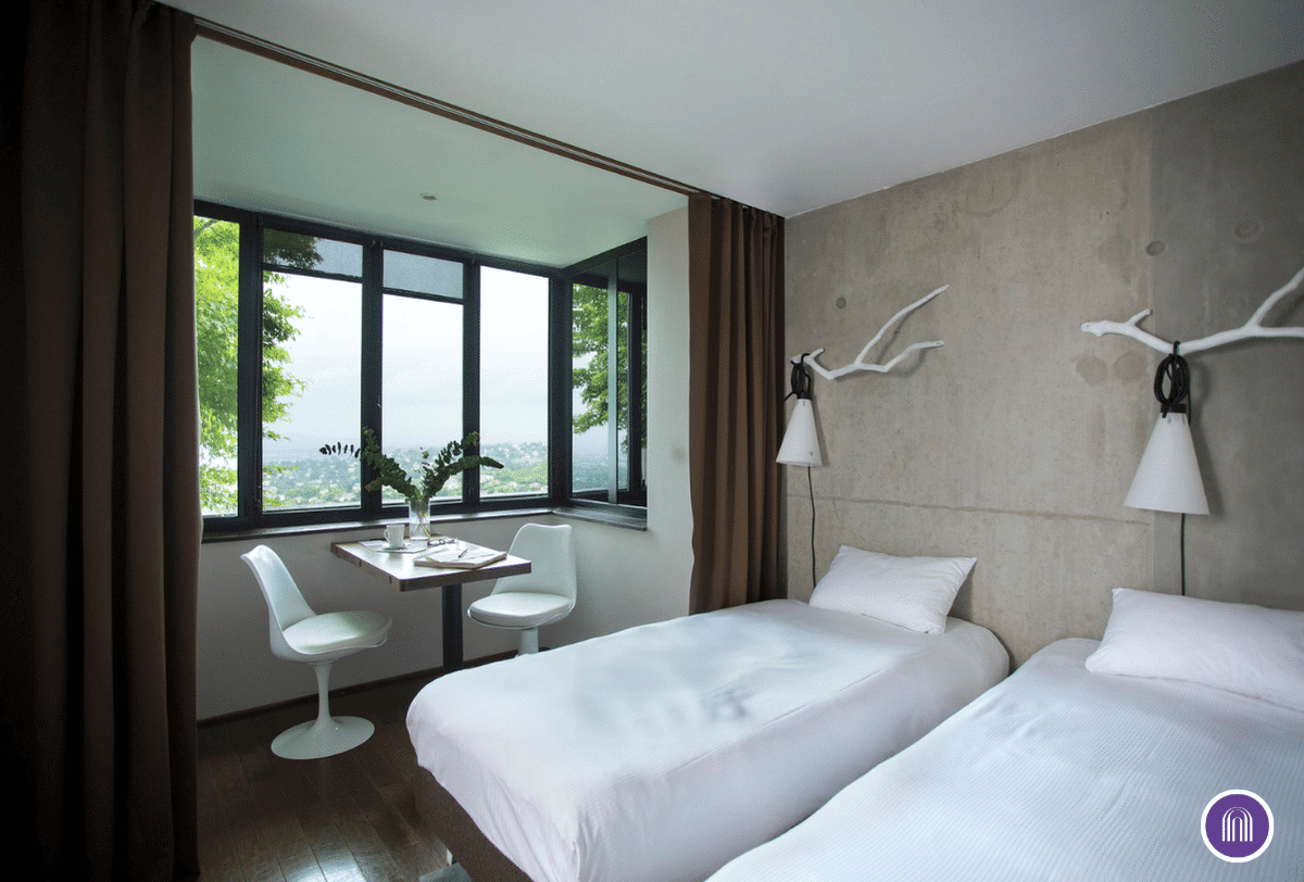 Chambre lumineuse avec vue sur la campagne lyonnaise à l’Ermitage Hôtel