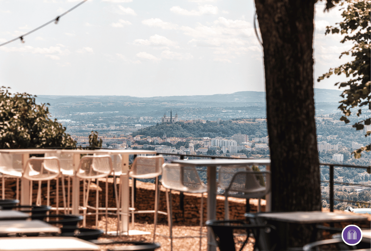 Terrasse panoramique surplombant Lyon depuis l’Ermitage Hôtel