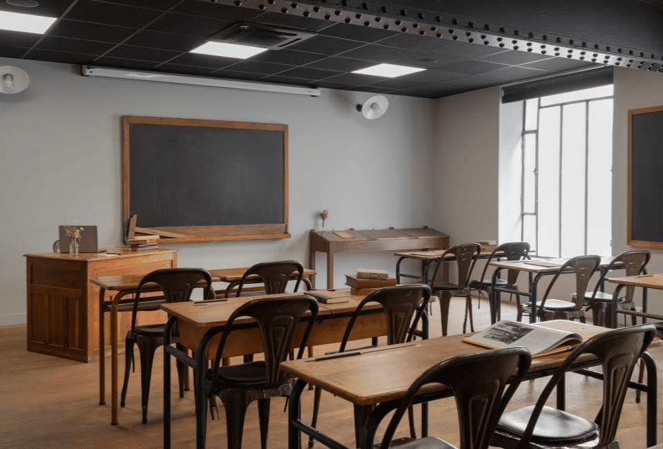 Salle de réunion claire et fonctionnelle au Collège Hôtel Lyon